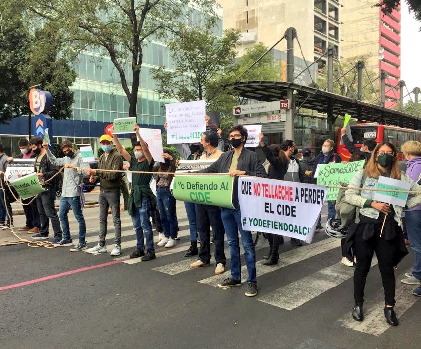 Movilización de estudiantes del CIDE sobre Av. Insurgentes, frente a la oficina de CONACyT